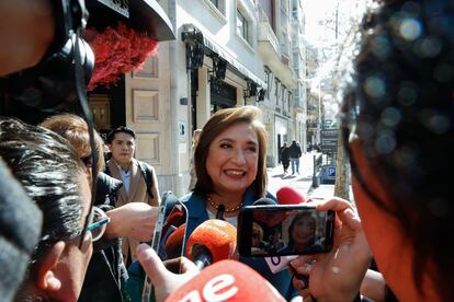 La candidata presidencial habla con la prensa en Madrid, el 12 de febrero.