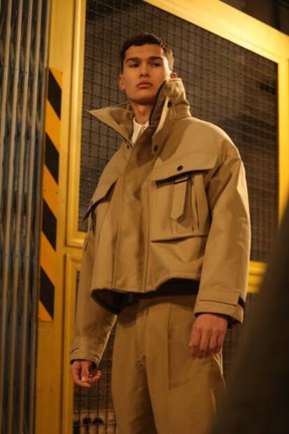 Un modelo con ropa de Bikkembergs en la Semana de la Moda de Milán.
