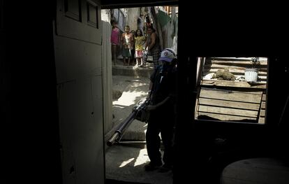 Un trabajador de la Secretaría de Salud de Cali fumiga una vivienda en una barriada de Cali, Colombia, el 28 de enero de 2016.