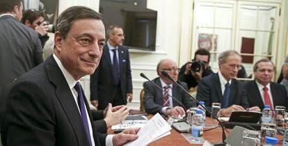 El presidente del Banco Central Europeo (BCE), Mario Draghi (i). EFE/Archivo