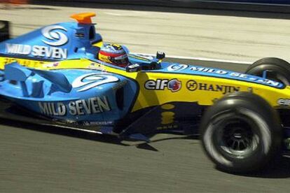 Fernando Alonso pilota su monoplaza durante unos entrenamientos en Jerez.