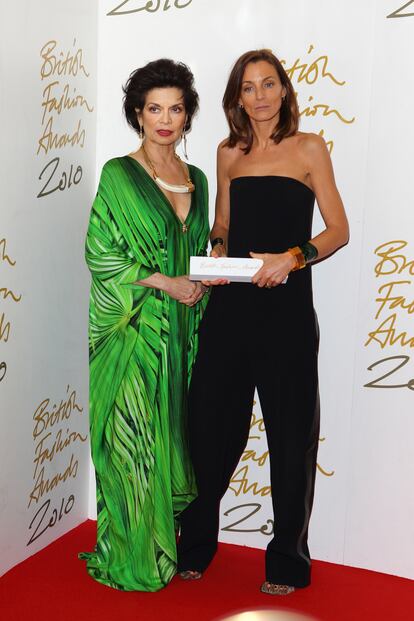 Phoebe Philo y Bianca Jagger, en 2010 durante los British Fashion Awards celebrados en Londres.