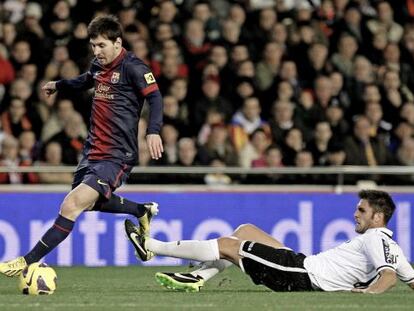 Messi trata de irse de Víctor Ruiz.