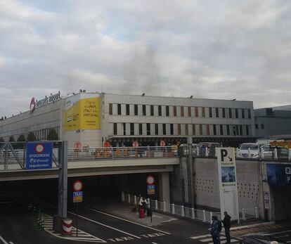 L'aeroport de Brussel·les, després de les explosions.