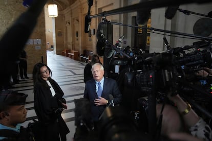 Michael Rhodes, abogado de Kim Kardashian, atiende a los periodistas en los pasillos del Tribunal de París, el 13 de mayo de 2025, el día de la declaración de su clienta.