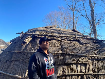 David Weeden, director del Mashpee Wampanoag Indian Museum, este miércoles, ante un wetu, construcción tradicional de su tribu.