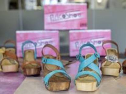 Una empresa familiar de Elche, una de las cunas mundiales del calzado, ha dado forma a un anhelado deseo para clientes con presupuestos ajustados que no quieren dejar de ir a la moda: zapatos anticrisis o cómo, por poco más de 60 euros, un mismo zapato se puede convertir en seis modelos diferentes.