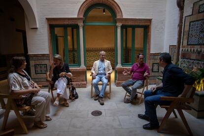 De izquierda a derecha, Pepa García, Ana García, Carlos Gómez, Fernando de Armas y José Ortiz.