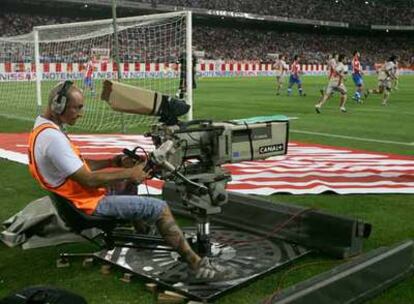 Una cámara de Canal + durante la segunda jornada de Liga en el Estadio Vicente Calderón, el pasado día 2.
