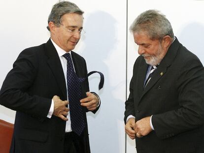 El presidente brasileño, Luiz Inácio Lula da Silva (derecha), y su homólogo colombiano, Álvaro Uribe, en Brasilia.