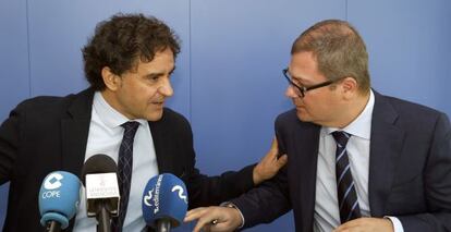 Francesc Colomer (AVT) con el presidente de la federaci&oacute;n hotelera, Luis Mart&iacute;.