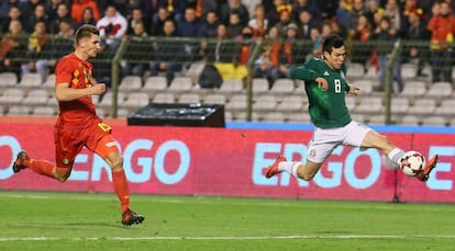 Hirving Lozano, do México, domina a bola diante do belga Meunier.