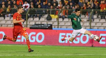 Hirving Lozano, de México, controla la pelota ante el belga Meunier.