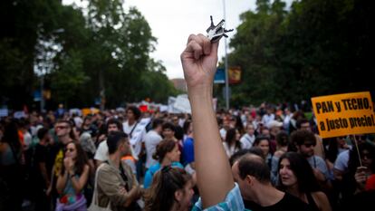 Una joven muestra las llaves de su vivienda durante el recorrido de la manifestación en Madrid, este domingo.