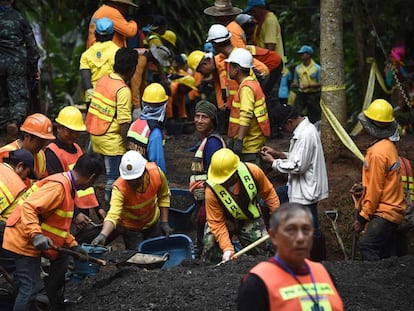 Un equipo de rescate trabaja este martes en el exterior de la cueva de Tailandia.