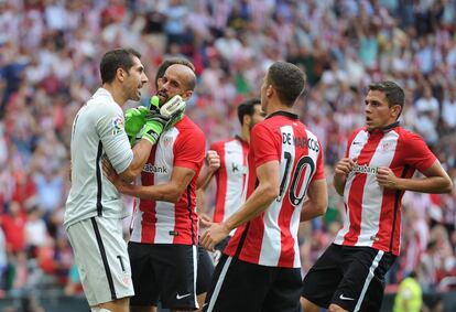 Iraizoz es felicitado por sus compañeros