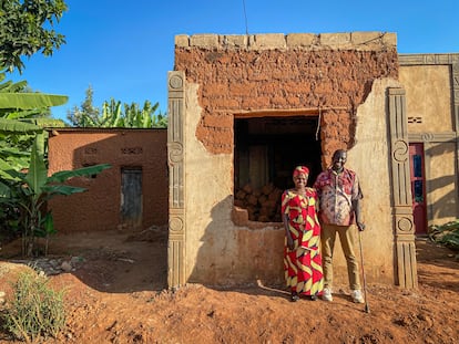 John Giraneza y Marie Jeanne Uwimana posan frente a su casa en Rweru (Ruanda) el pasado marzo.