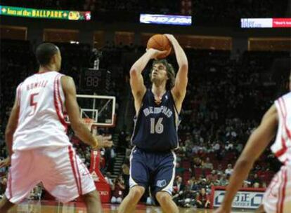 Gasol lanza a canasta ante Howard y su ex compañero Battier, ahora en Houston.