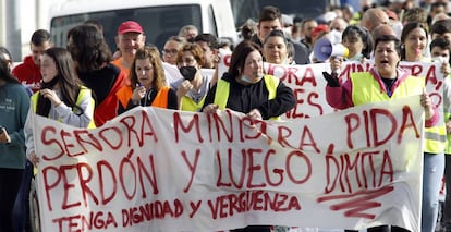 Los transportistas de la comarca de Ferrolterra llevaron a cabo este domingo una manifestación por las subidas de los carburantes y anunciaron que mañana harán de nuevo una marcha con los vehículos.
