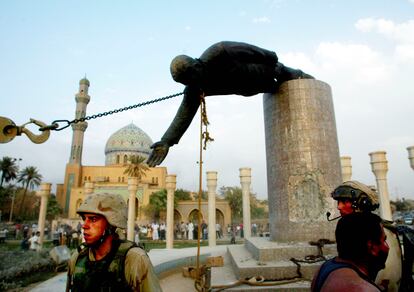 Una estatua de Sadam Husein es derribada en Bagdad tras la invasión americana de Irak, en 2003. 