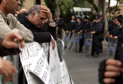 Un empleado del Banco Popular, en una manifestaci&oacute;n contra el Gobierno ante la sede del Parlamento chipriota.