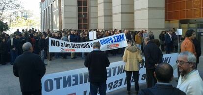 Trabajadores de IBM se concentran la semana pasada a las puertas de la sede de la multinacional en Madrid.