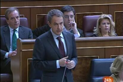 El presidente del Gobierno, José Luis Rodríguez Zapatero, durante la sesión de control al Gobierno en el Congreso de los Diputados.
