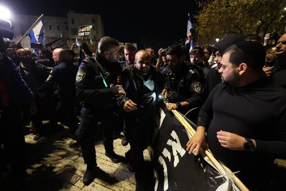 Policías israelíes intervienen para disolver la manifestación de judíos ultras en la Ciudad Vieja de Jerusalén.