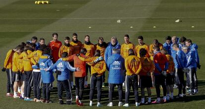 Los jugadores y el cuerpo técnico del Real Madrid guardan un minuto de silencio por la muerte de Luis Aragonés en Valdebebas.