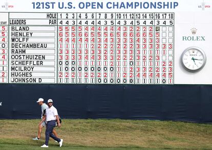 Jon Rahm camina en el hoyo 18 durante la tercera ronda del US Open en Torrey Pines en San Diego, California.