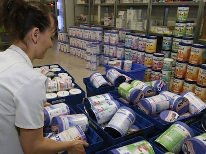 Una dona retira pots de llet en un establiment a França.