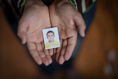 Yahya, de 13 años, muestra una foto de su pasaporte. "Significa mucho para mí porque me la hicieron para el formulario de registro de mi escuela. Estuve en el primer curso solo una semana y luego tuvimos que venir aquí", explica. "Tengo recuerdos de este tiempo, tanto buenos como malos. Había empezado a hacer amigos y jugar al fútbol. Pero los malos son de la guerra, cuando estábamos bajo el bombardeo... Quiero olvidar este recuerdo y el del viaje aquí ”. La niña explica su viaje: “Era de noche cuando salimos de Siria y casi no podíamos ver el camino. Nos movimos por valles llenos de espinas, la gente comenzó a tirar sus pertenencias: todo lo pesado tenía que quedar atrás. Tuve que dejar mis libros escolares, mis bolígrafos y mis colores, mi madre dijo que no pasaría mucho tiempo antes de que volviéramos a casa. Pero van seis años". Cuando crezca, quiere ser un médico forense.