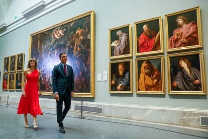 El presidente del Gobierno, Pedro Sánchez, acompañado por su esposa, Begoña Gómez, llega al Museo del Prado para ejercer de anfitrión en la cena de trabajo que reunió el miércoles a los líderes de la Alianza Atlántica y de la UE.