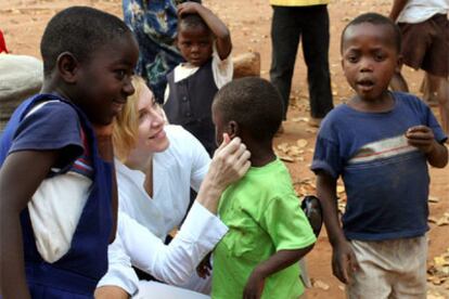 Madonna en un orfanato de malaui.