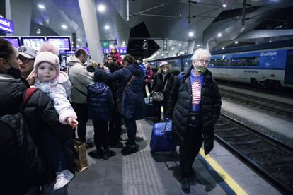 Un grupo de pasajeros espera en el andén de la Estación Central de Viena a la entrada de su tren nocturno.