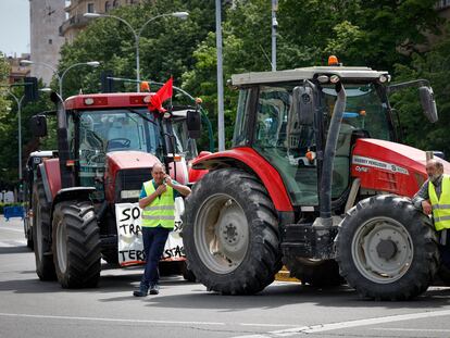 Tractores en el centro de Pamplona, el día 10 de mayo.