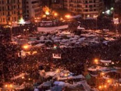 Vista general de la protesta contra el presidente Hosni Mubarak convocada en la plaza Tahrir en El Cairo