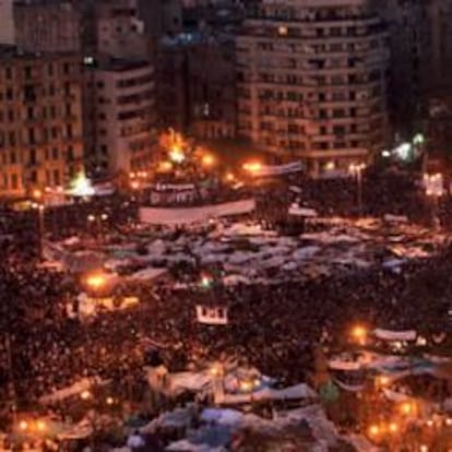 Vista general de la protesta contra el presidente Hosni Mubarak convocada en la plaza Tahrir en El Cairo