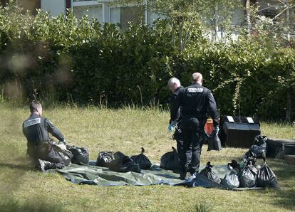 Efectivos de la polic&iacute;a francesa verificando las armas de ETA.
 