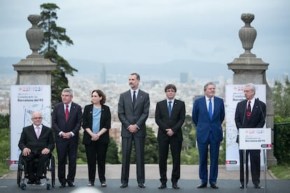 D'esquerra a dreta, Sir Philips, Thomas Bach, Ada Colau, Felip VI, Carles Puigdemont, ??igo Mndez de Vigo i Josep Miquel Abad, durant l'acte.