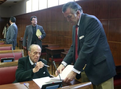 El senador Luis Bárcenas entrega a Manuel Fraga documentos para que se los firme el pasado día 5.
