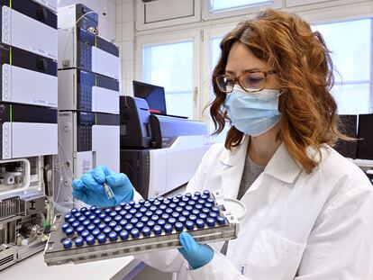 Una estudiante de doctorado con varias muestras en una laboratorio farmacéutico.