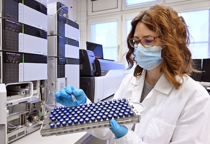 Una estudiante de doctorado con varias muestras en una laboratorio farmacéutico.