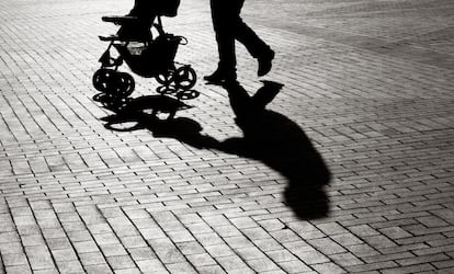 La sombra de un carrito de paseo.