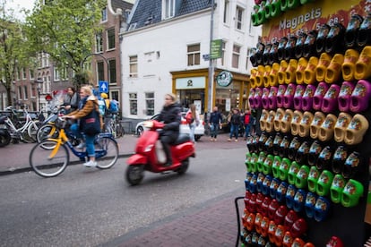 Un puesto de imanes t&iacute;picos holandeses en el centro de &Aacute;msterdam.