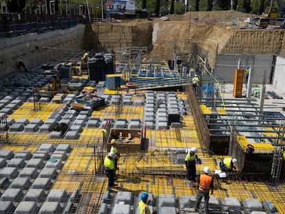 Obreros de la construcción, trabajando la semana pasada en un bloque de viviendas en Bormujos (Sevilla).