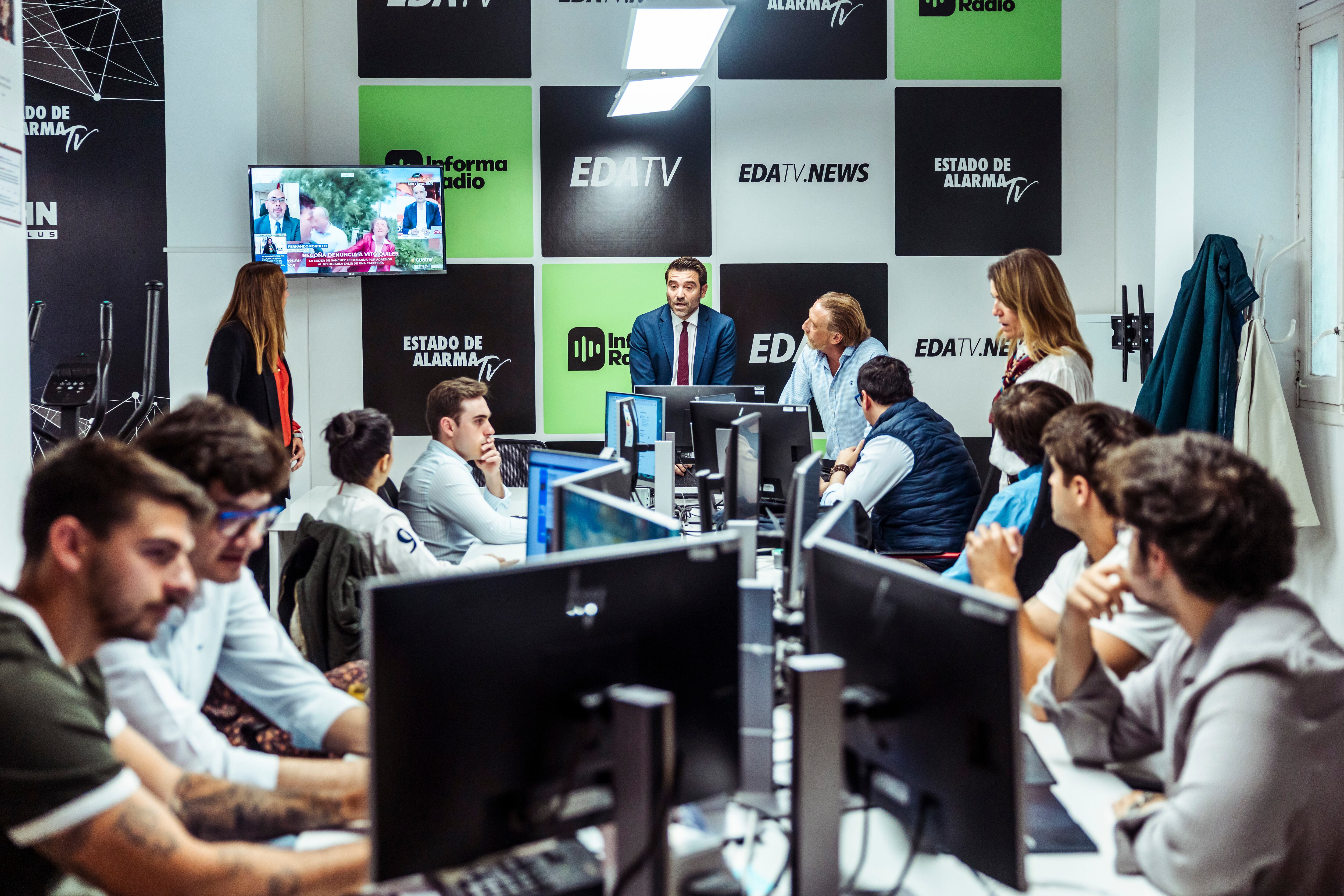Javier Negre habla a sus redactores en la sede de EdaTV, en Madrid, el 30 de abril.