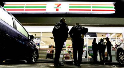 Agentes de la policía, frente a una tienda de 7-Eleven.