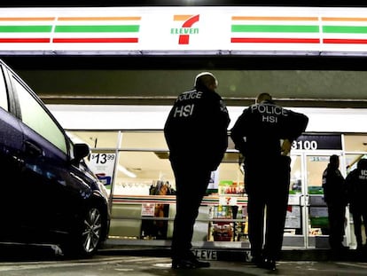 Agentes de la policía, frente a una tienda de 7-Eleven.