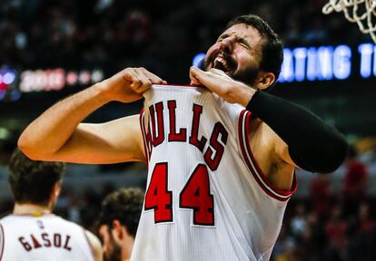 Nikola Mirotic se lamenta tras cometer una falta en ataque.